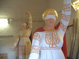 Figur am Landgericht Halle (Saale)
